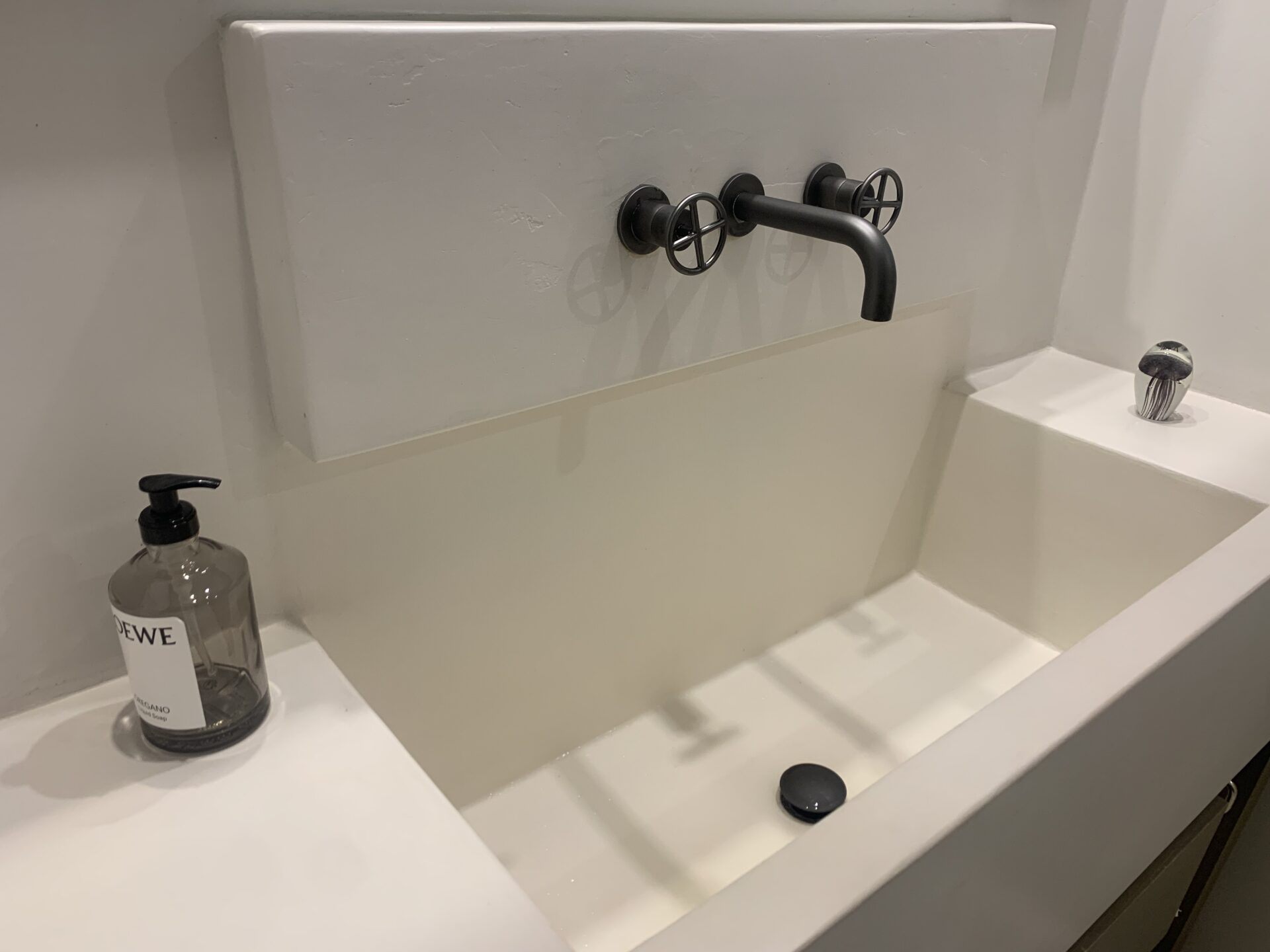 Proyecto interior: encimera de baño o lavabo de microcemento (3)