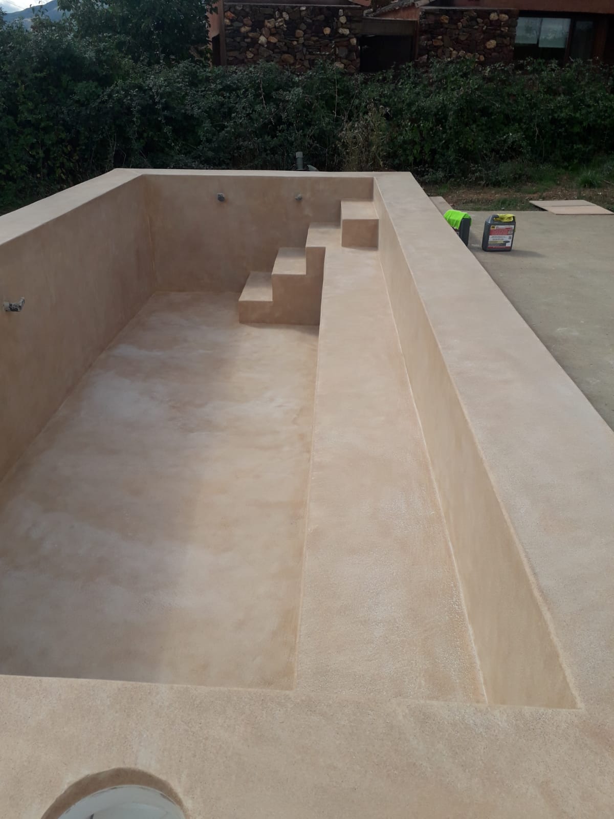 Proyecto exterior: piscina de microcemento (3)