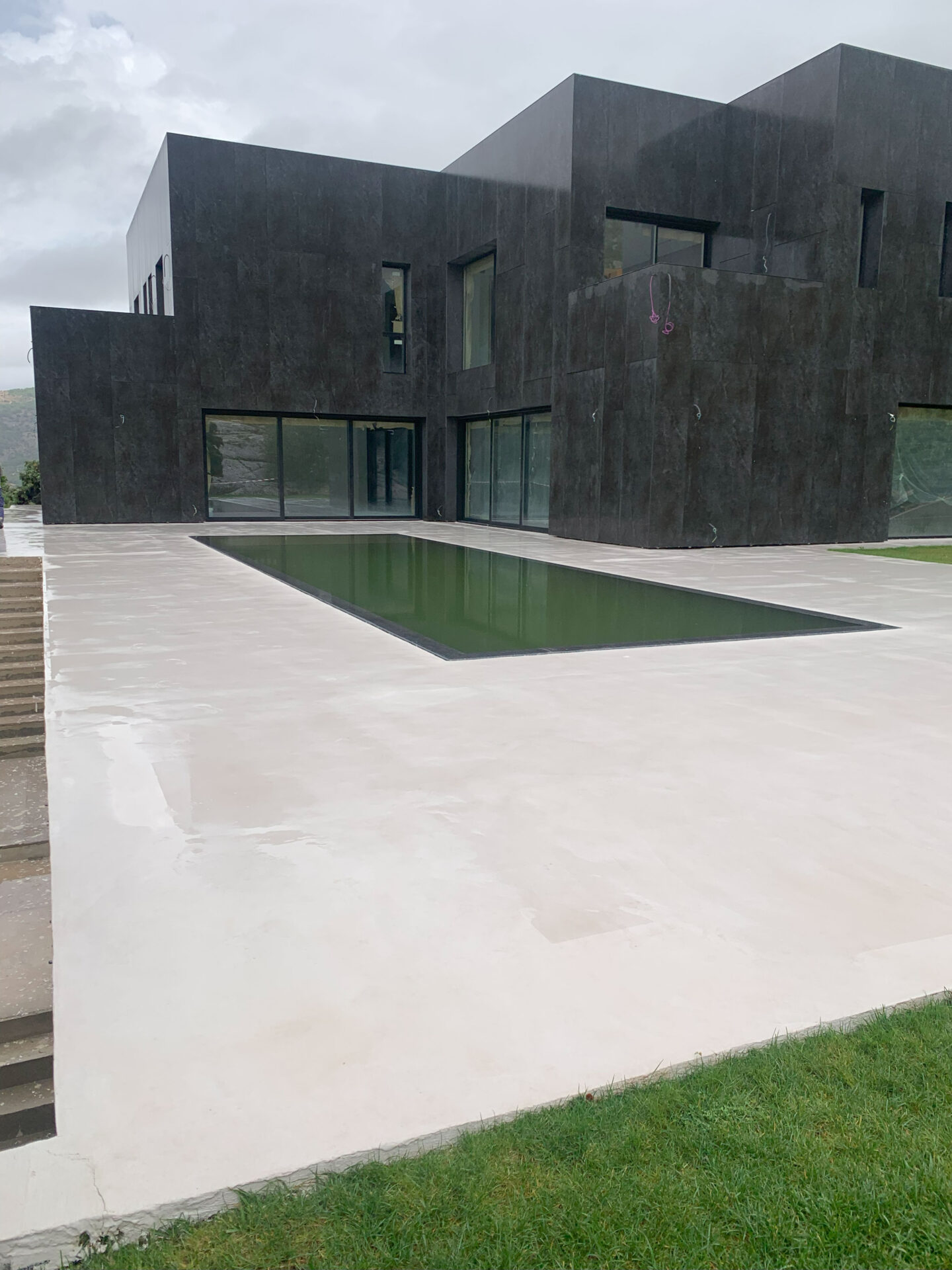 Proyecto exterior: suelo exterior de microcemento (7)