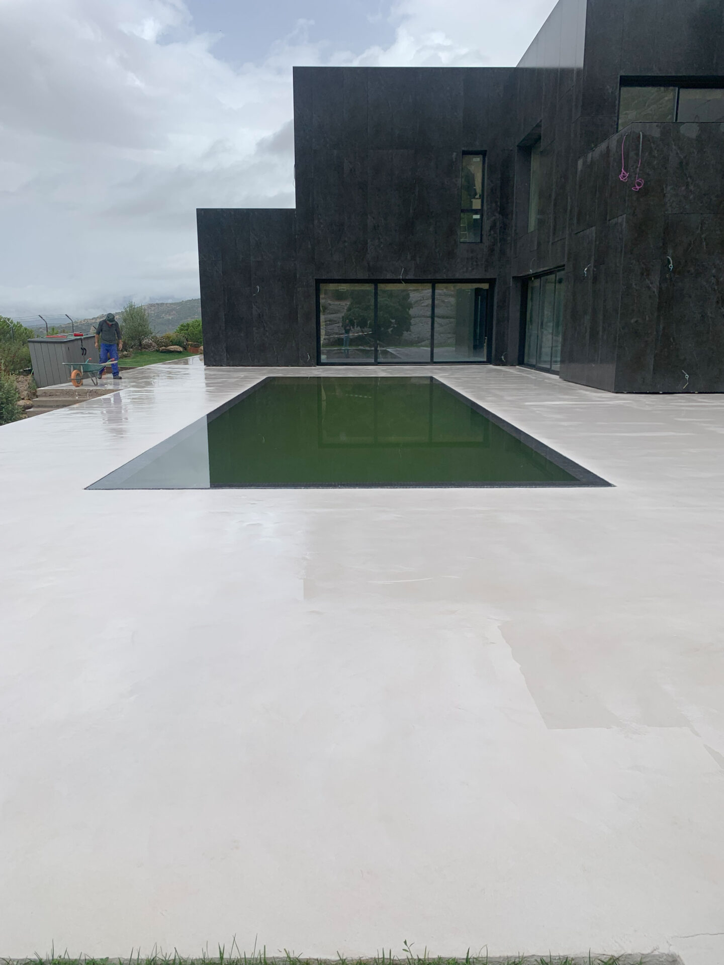 Proyecto exterior: suelo exterior de microcemento (9)
