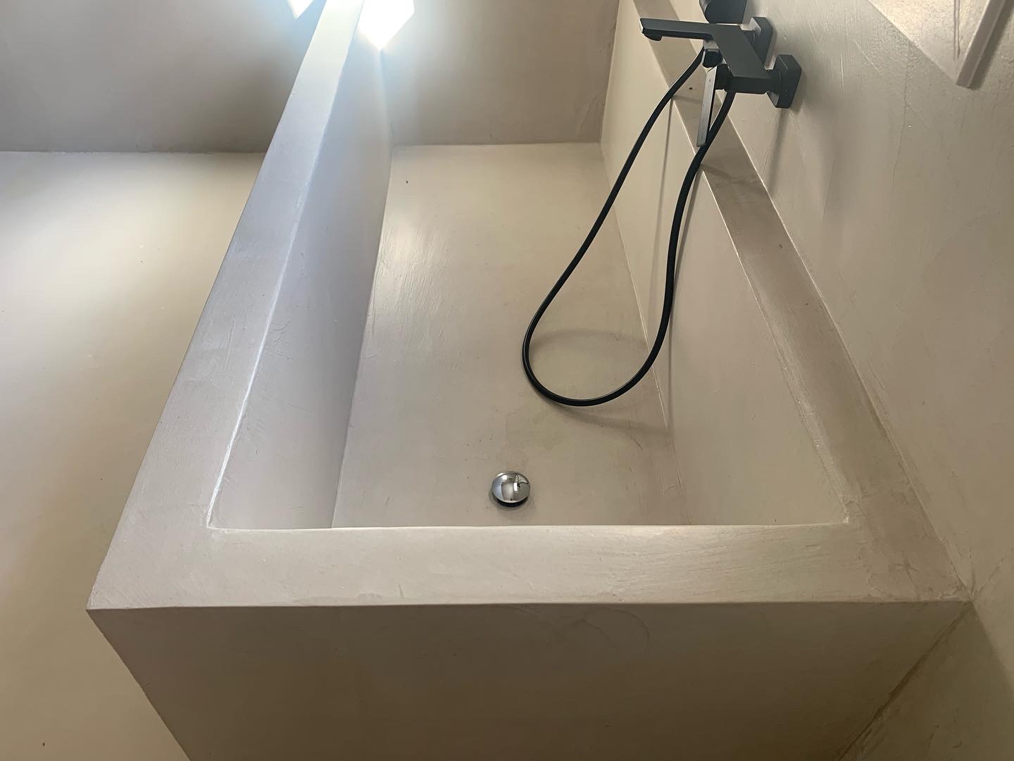 Proyecto interior: bañera o ducha de microcemento (4)