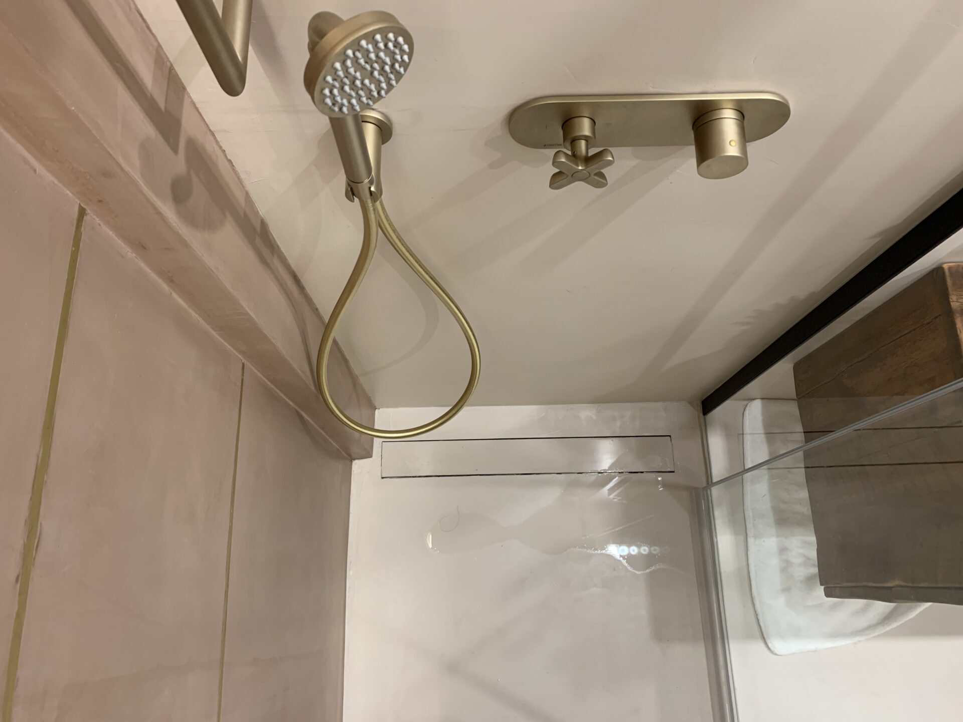 Proyecto interior: bañera o ducha de microcemento (9)