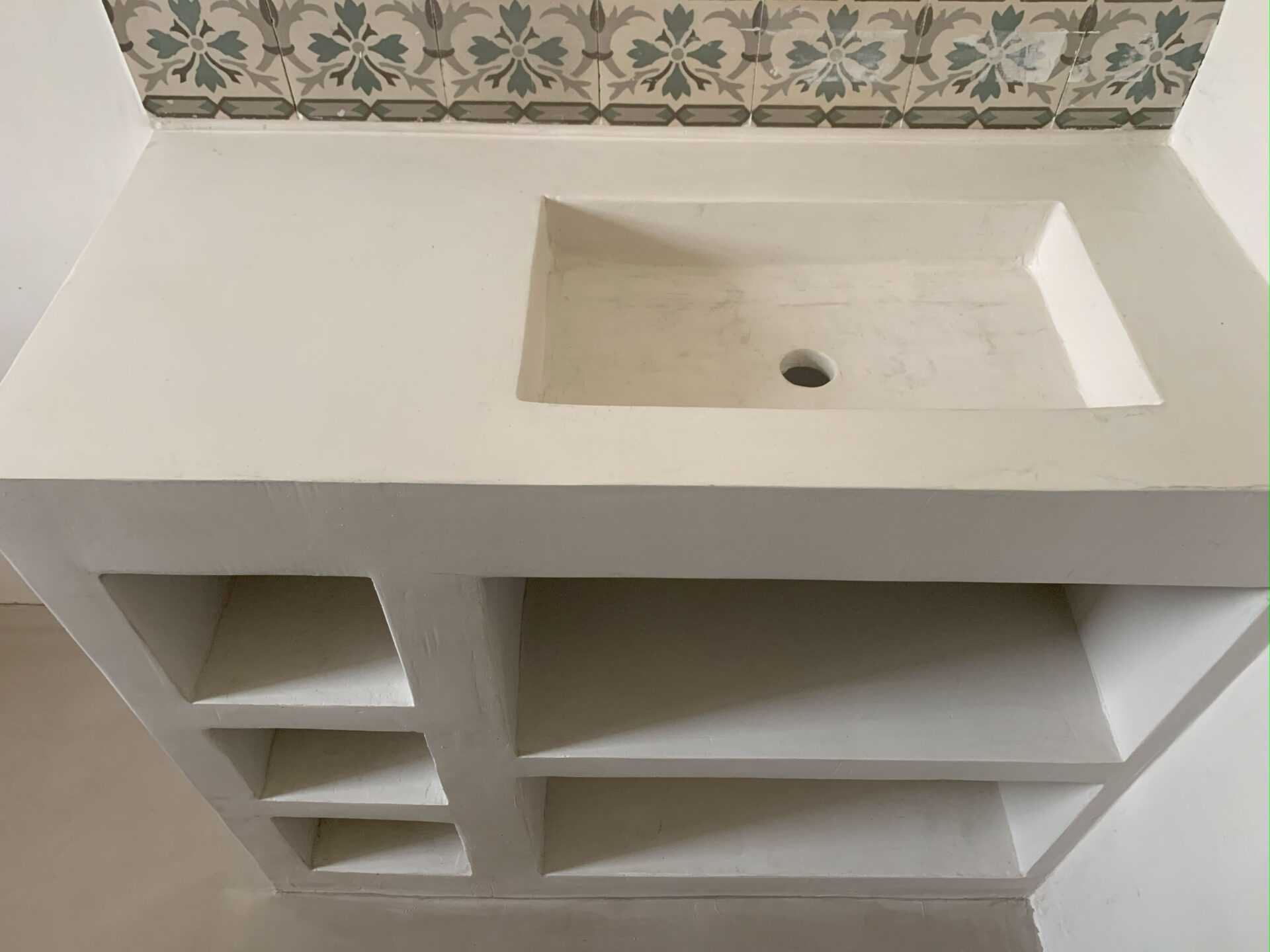 Proyecto interior: encimera de baño o lavabo de microcemento (8)