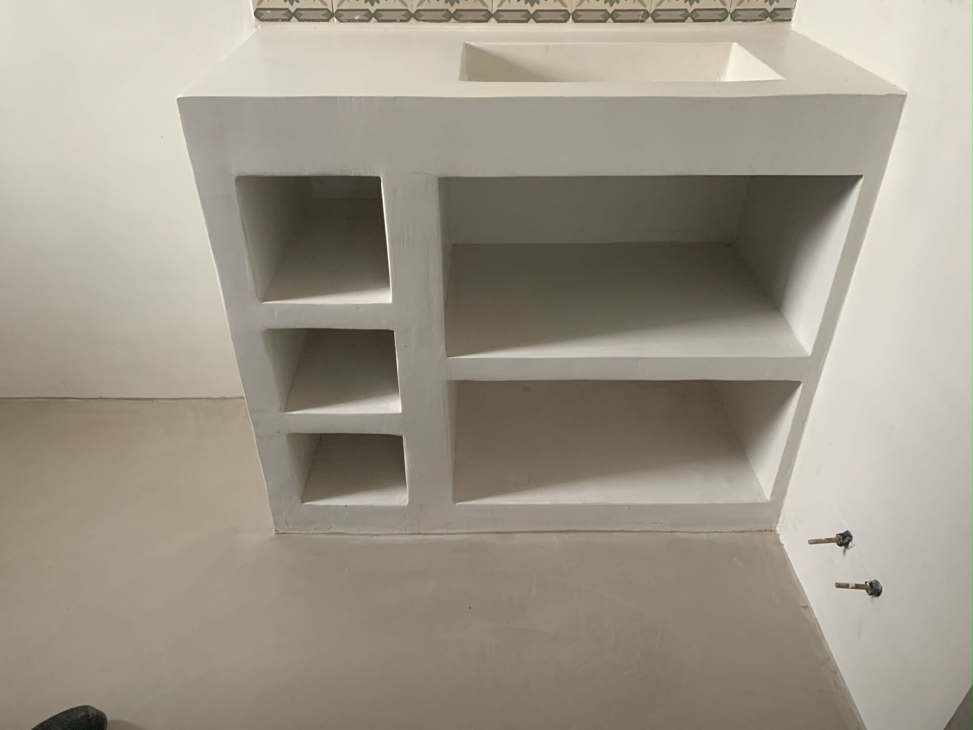 Proyecto interior: encimera de baño o lavabo de microcemento (9)