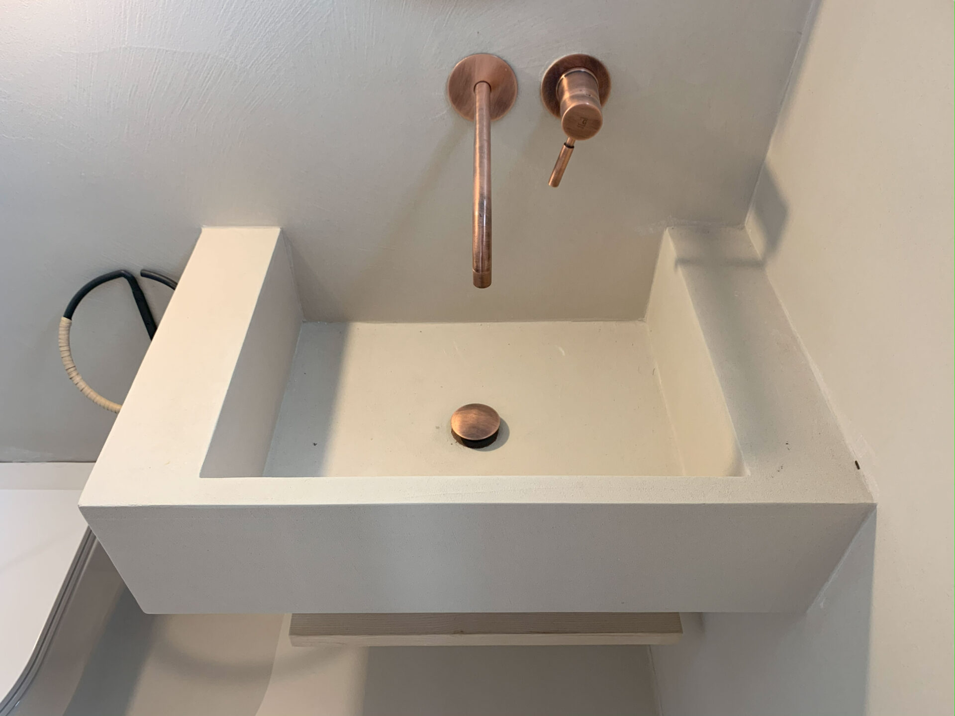 Proyecto interior: encimera de baño o lavabo de microcemento (11)