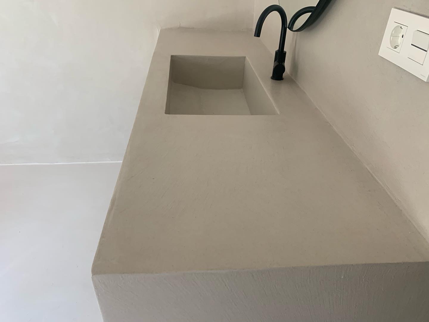 Proyecto interior: encimera de baño o lavabo de microcemento (5)
