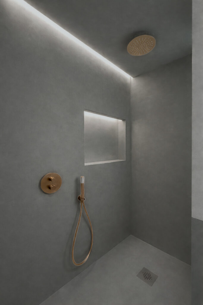 Ducha de microcemento en color Xenoy Gray