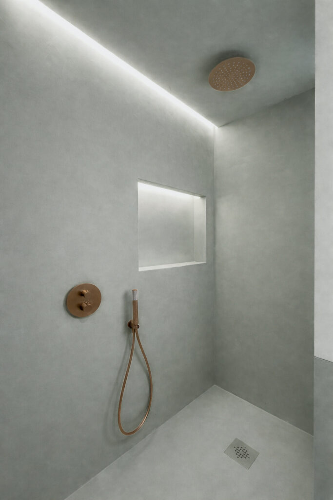 Ducha de microcemento en color Magnetic