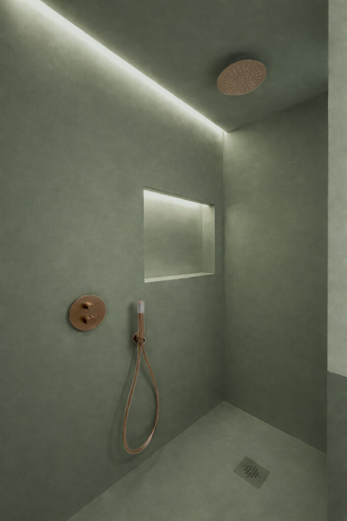 Ducha de microcemento en color Militaire