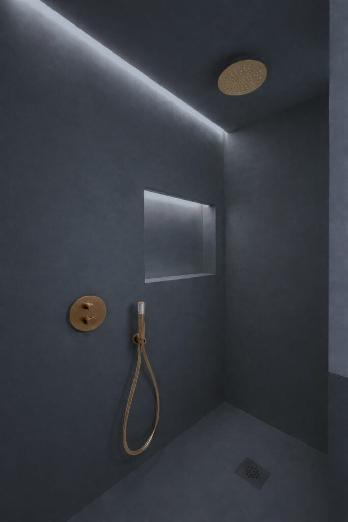Ducha de microcemento en color Onyx
