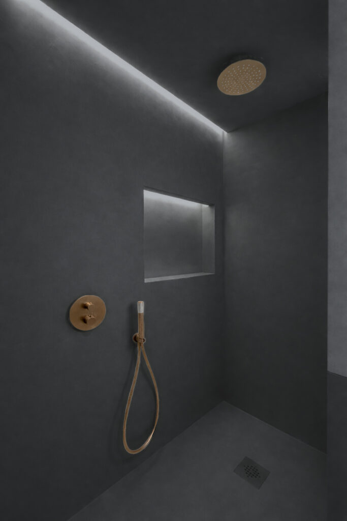 Ducha de microcemento en color Dark