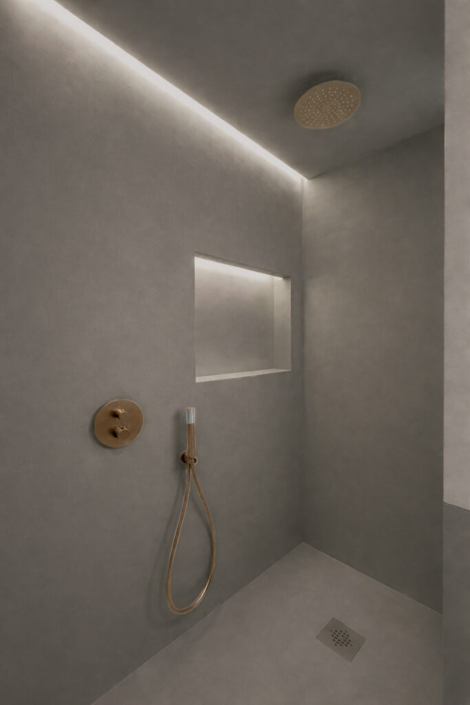 Ducha de microcemento en color Mountain