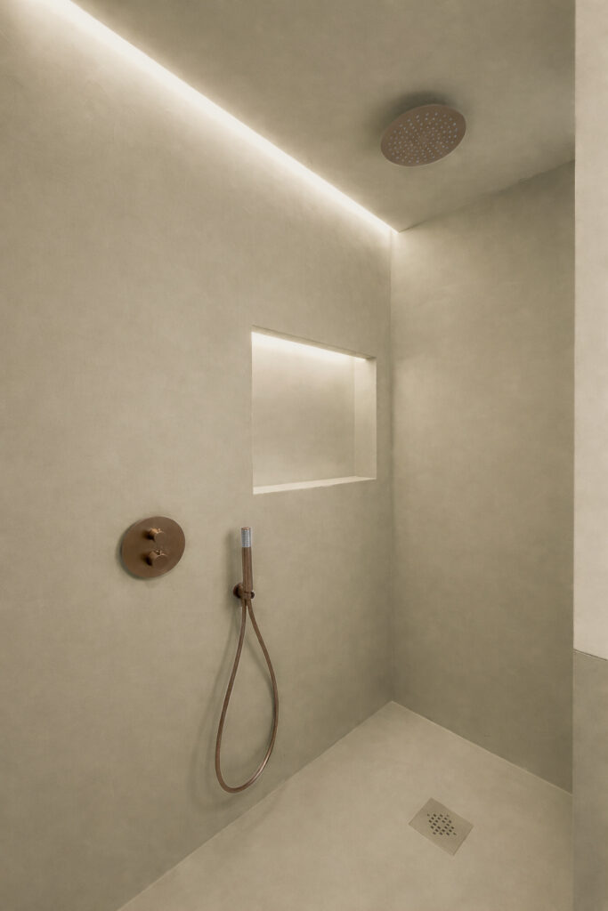 Ducha de microcemento en color Latte