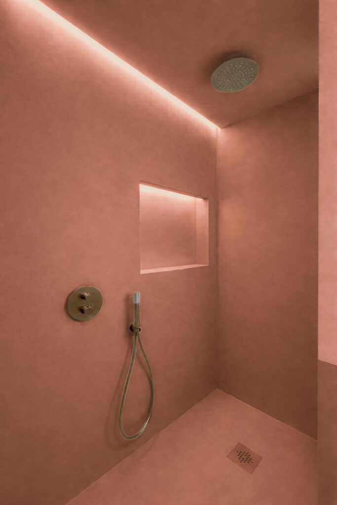 Ducha de microcemento en color Terracota