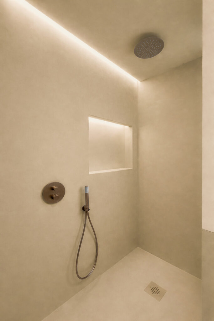Ducha de microcemento en color Africa