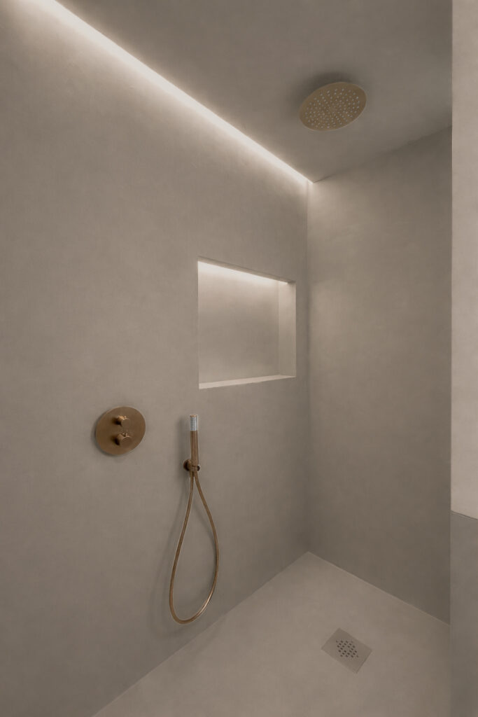 Ducha de microcemento en color Coffe