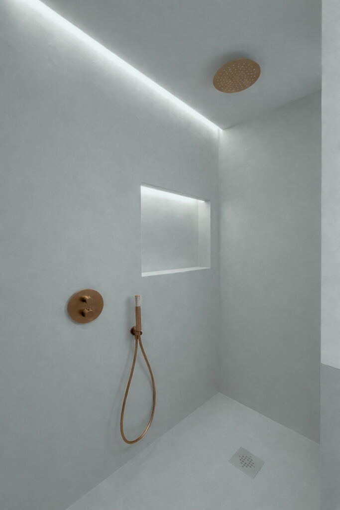 Ducha de microcemento en color Hakuba