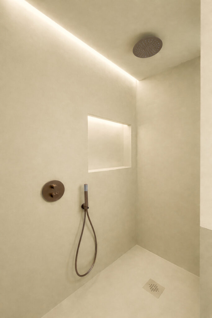 Ducha de microcemento en color Golden Sand
