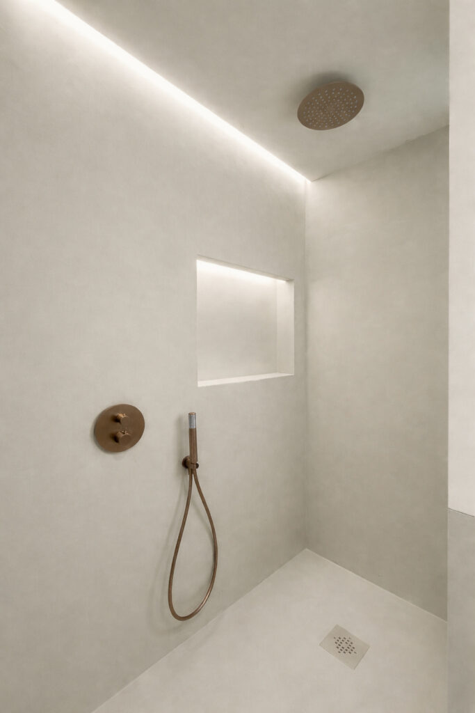 Ducha de microcemento en color Cream