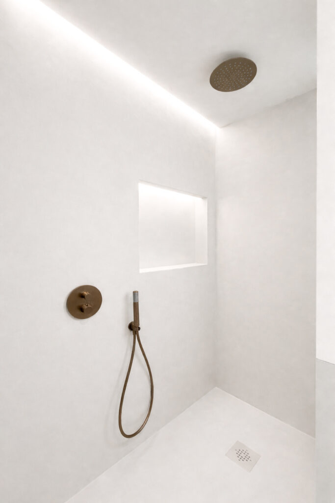Ducha de microcemento en color Branco