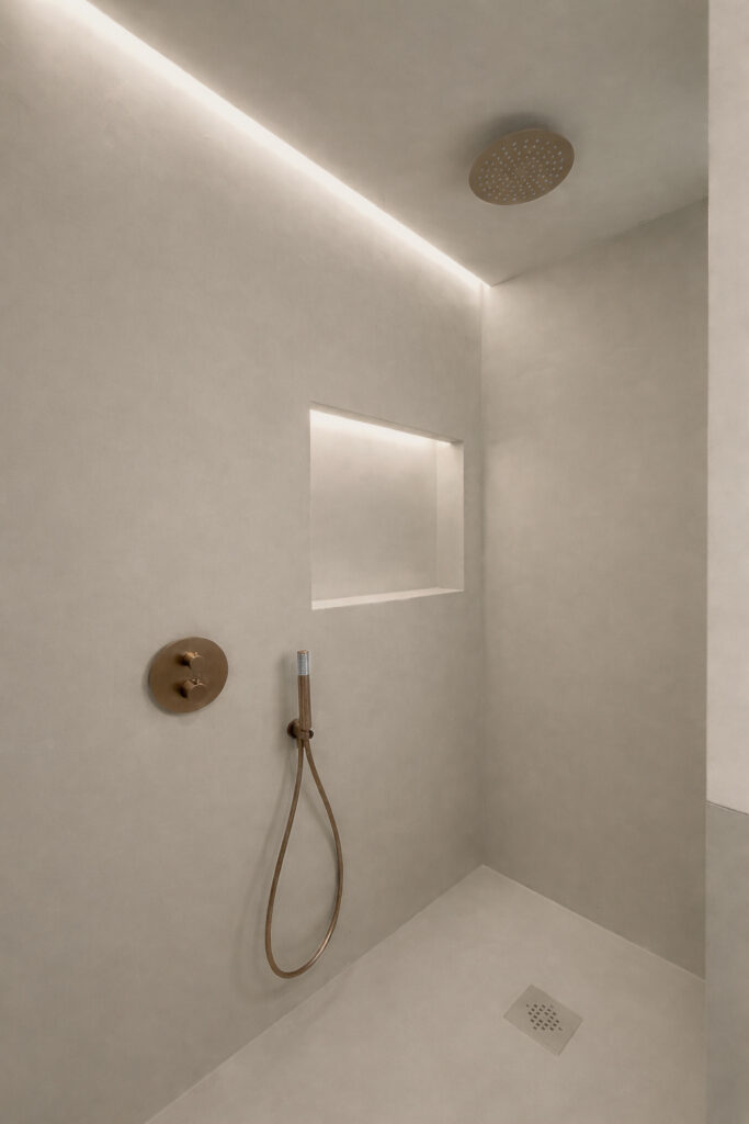 Ducha de microcemento en color Mojave