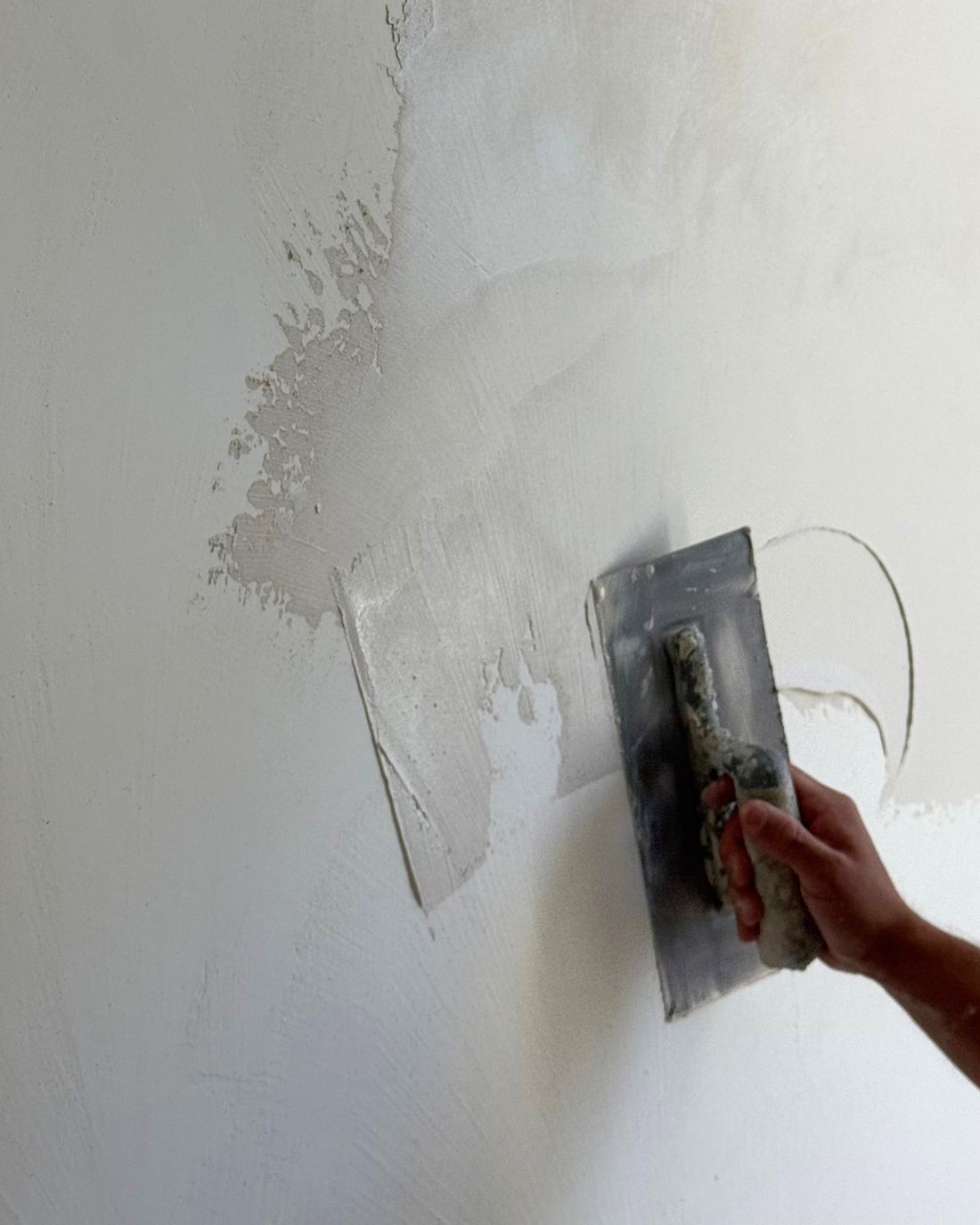 Aplicación de microcemento con llana sobre una pared