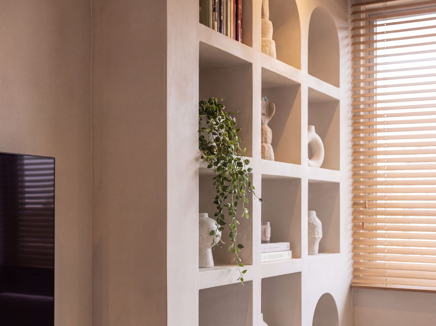 Salón con estanterías de microcemento