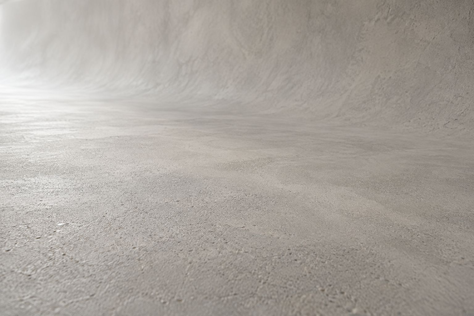 Detalle de microcemento continuo de grano medio en gris cálido