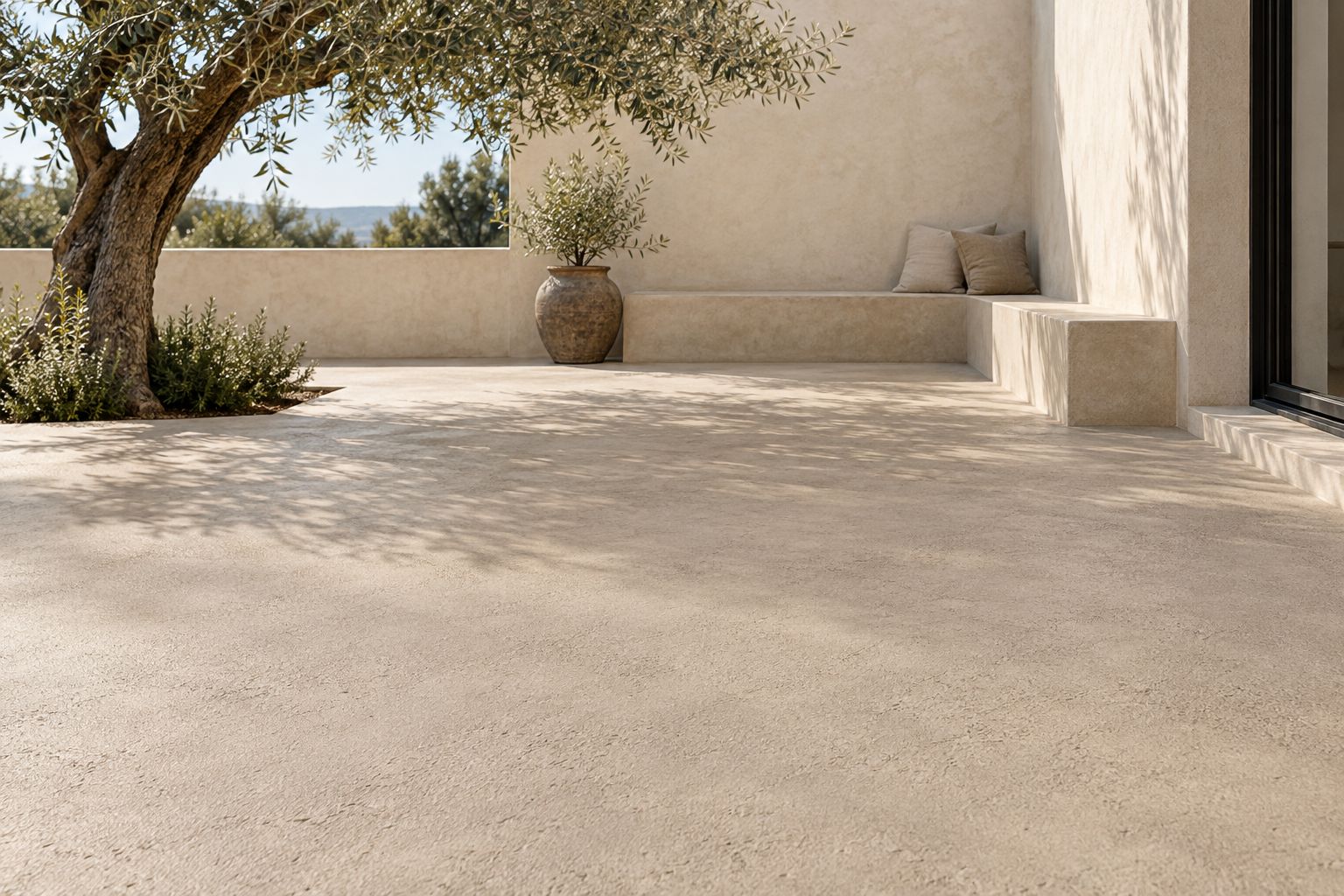 Patio con suelo continuo de microcemento rústico de grano base